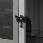 Tvirtas medinis triušių namelis su pakeliamu stogu