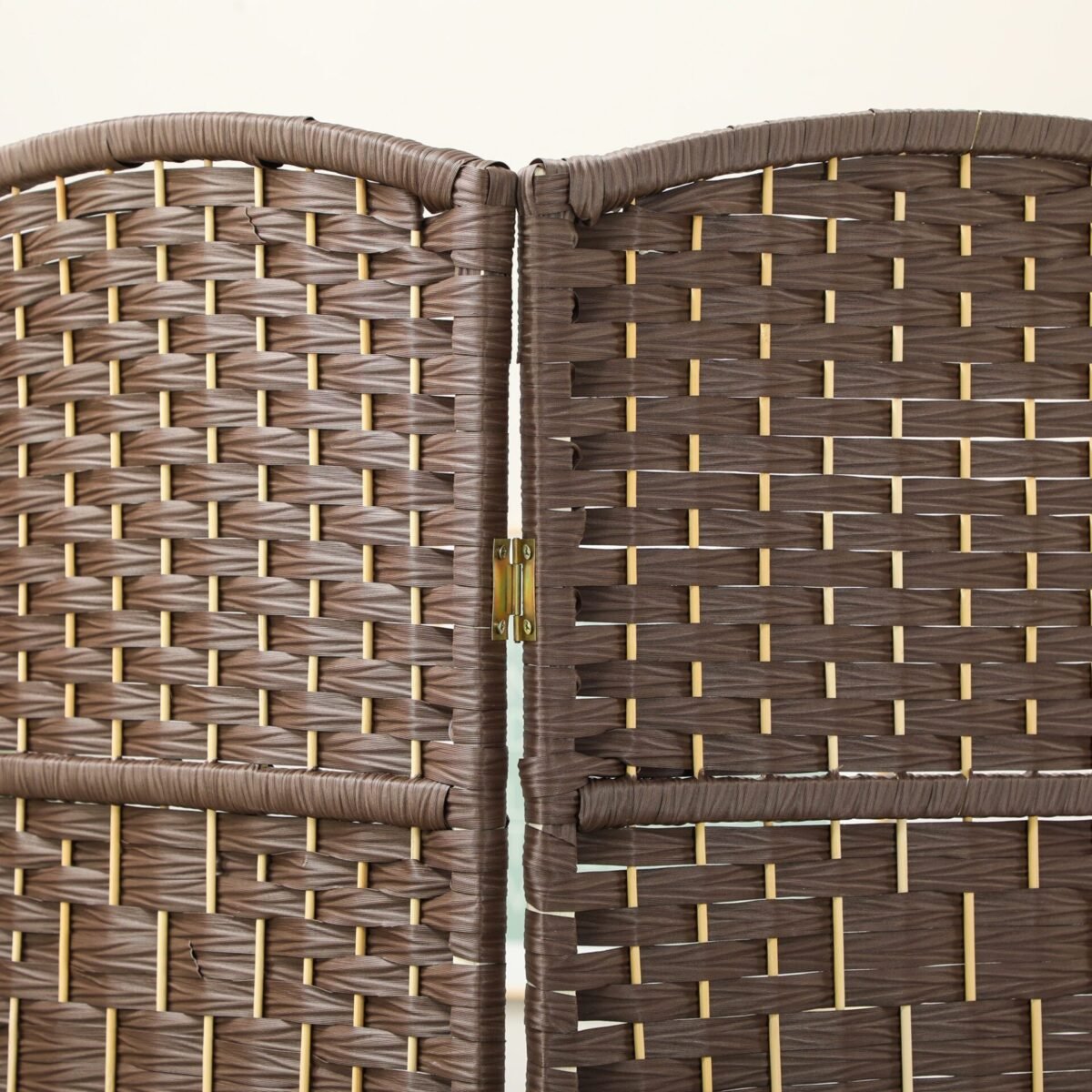 Trijų dalių sulankstoma kambario pertvara su pintais elementais ir pušies rėmu