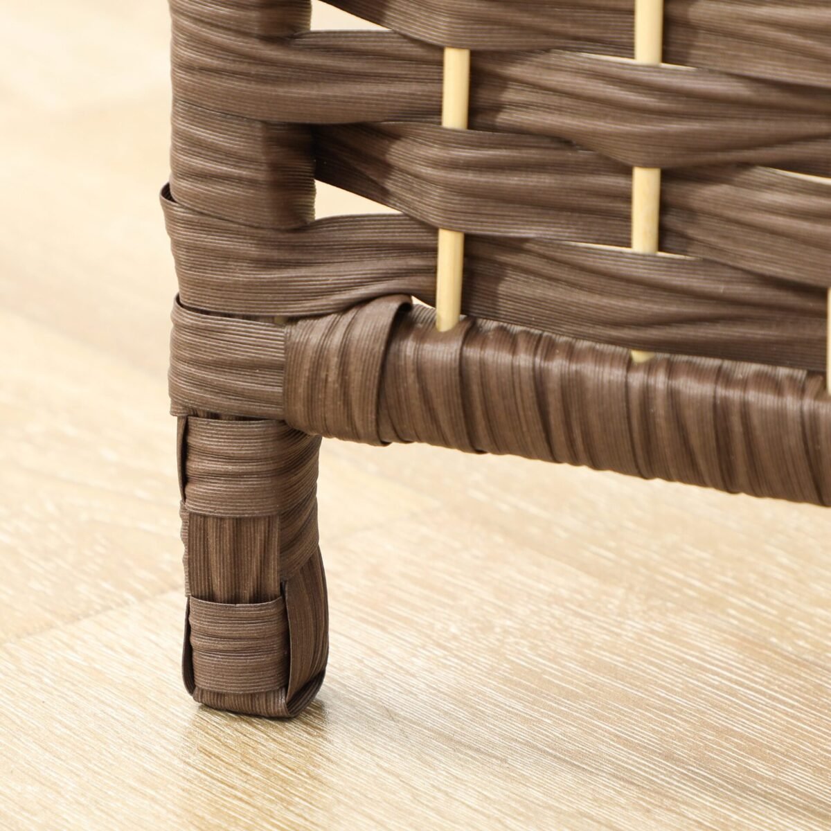 Trijų dalių sulankstoma kambario pertvara su pintais elementais ir pušies rėmu