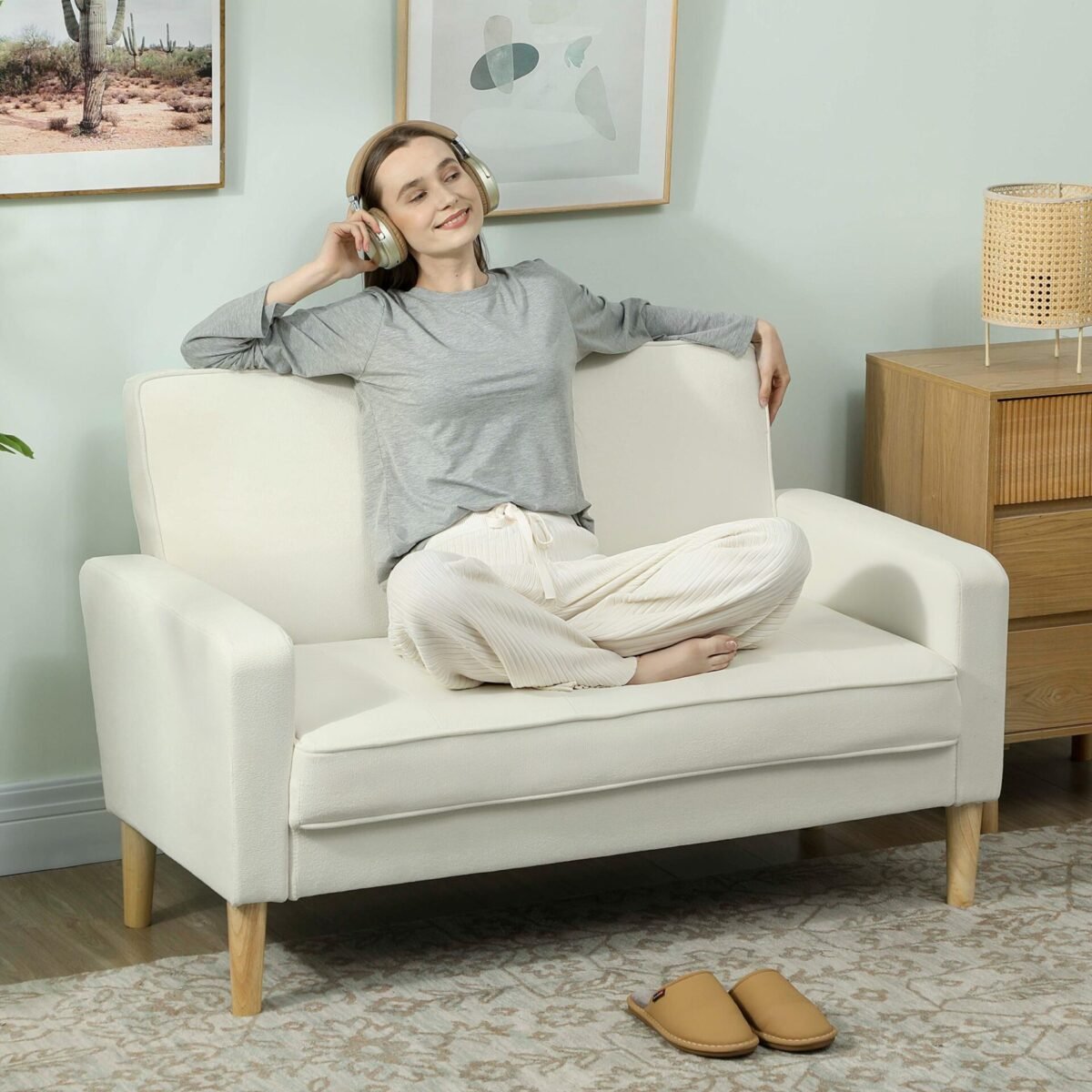 Aksominės išvaizdos dvivietė sofa su kaučiukmedžio kojomis