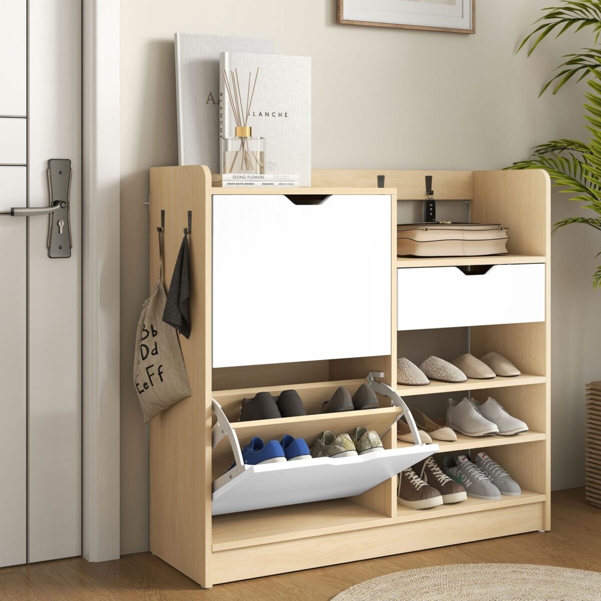 Batų spintelė su atverčiamais skyriais, atviromis lentynomis ir kabliukais