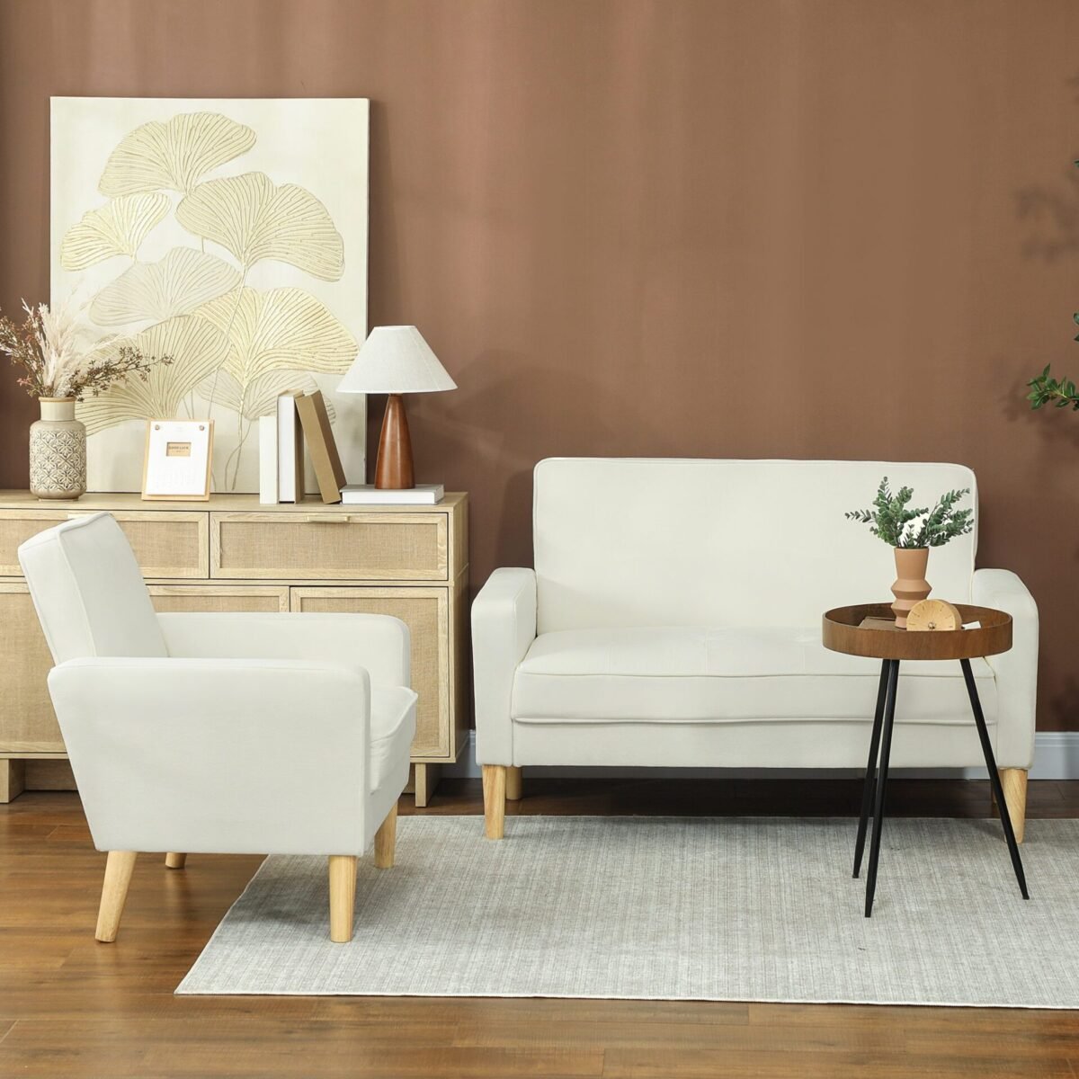 Aksominės išvaizdos dvivietė sofa su kaučiukmedžio kojomis