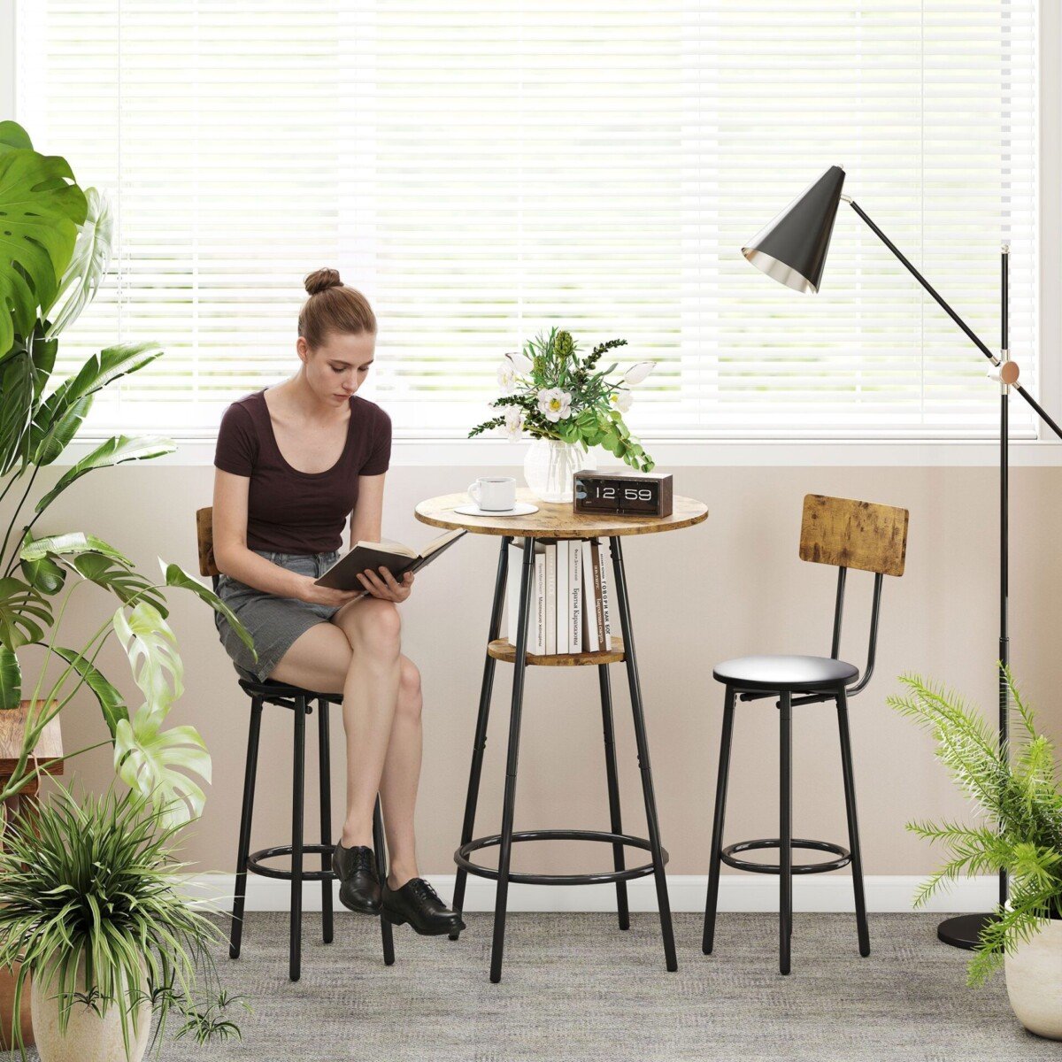 3 dalių baro stalo komplektas su paminkštintomis kėdėmis ir lentyna