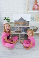 Didelis medinis lėlių namelis