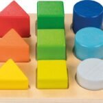 Geometrinių formų dėlionė ant pagrindo