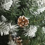 HOMCOM-Kunstlicher-Weihnachtsbaum-630-Zweige-37-Zapfen-verschneite-Spitzen-feuerfest-180-cm-9