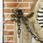Animuotas kabantis Helovino skeletas su šviesos ir garso efektais