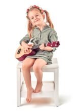 Medinė žaislinė ukulelė