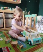 Medinis kemperis su priekaba ir priedais