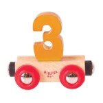 Medinis vagonėlis su skaičiumi 3