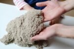NaturSand kinetinio smėlio rinkinys su formelėmis ir smėlio dėže, 3 kg