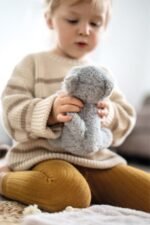 Pliušinis kačiukas su priežiūros rinkiniu krepšyje