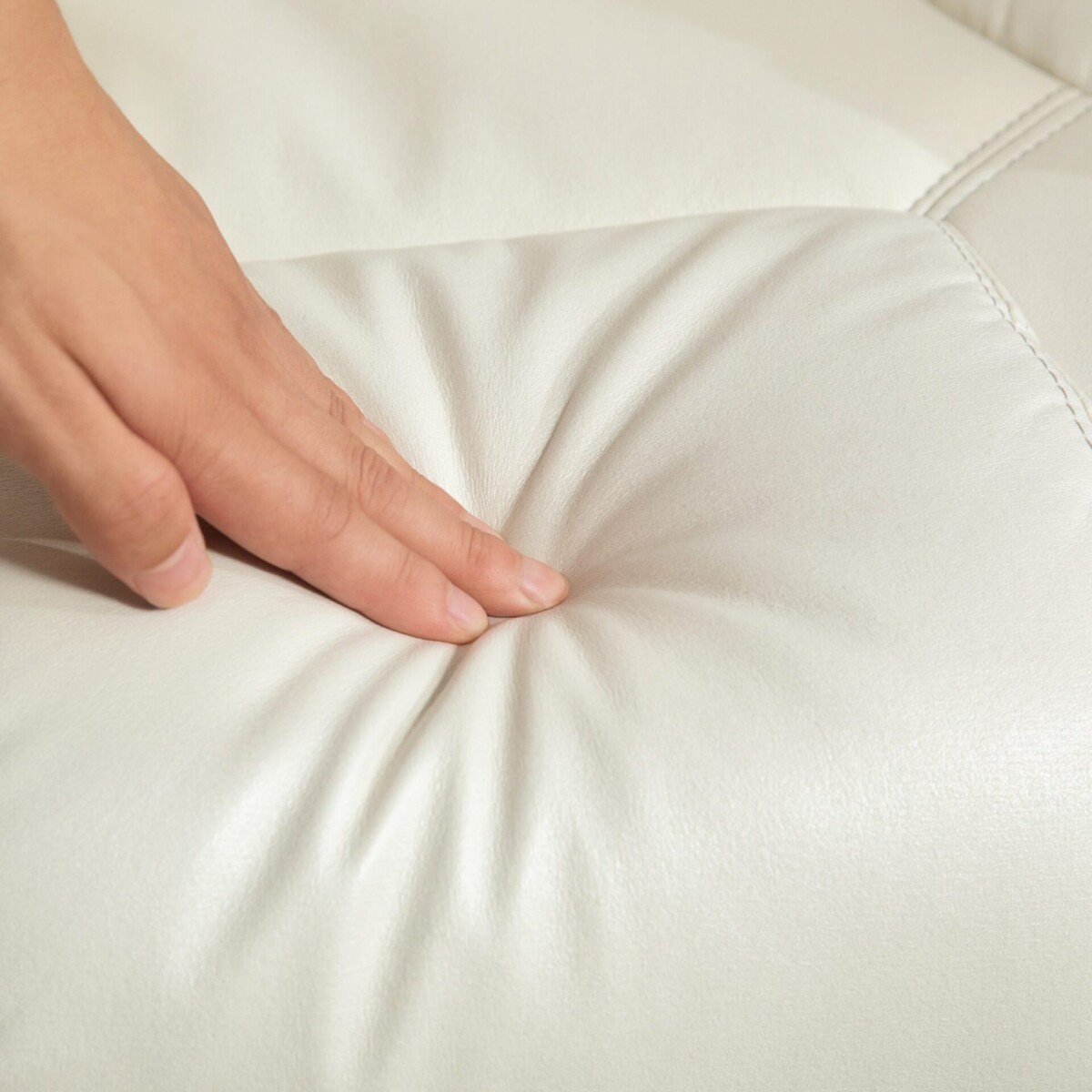 Dirbtinės odos atsipalaidavimo krėslas su pakoja, supimo funkcija ir reguliuojamu atlošu