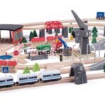 Premium medinis traukinys su elektriniu lokomotyvu ir 2 kranais