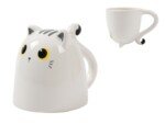 Puodelis su žaismingu baltu katinu