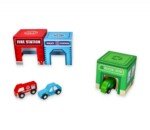 Puodelių piramidė su transporto priemonėmis