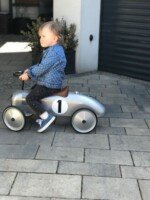 Retro sidabrinis lenktyninis paspiriamas automobilis