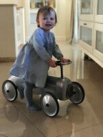 Retro sidabrinis lenktyninis paspiriamas automobilis