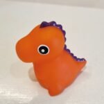Spalvą keičiantis rinkinys su knygele ir dinozauro figūrėle
