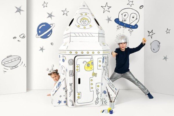 Spalvinama didelė kartoninė kosminė raketa