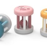 Spalvotas barškutis su gyvūnėliu