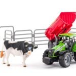 Traktorius su priekaba, buliumi ir aptvaru