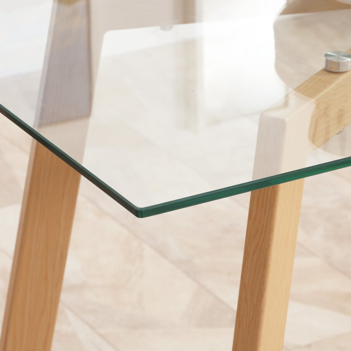 Valgomasis stalas keturiems su stiklo stalviršiu ir plieninėmis medienos imitacijos kojomis