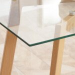 Valgomasis stalas keturiems su stiklo stalviršiu ir plieninėmis medienos imitacijos kojomis