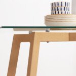 Valgomasis stalas keturiems su stiklo stalviršiu ir plieninėmis medienos imitacijos kojomis