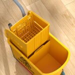 Valymo vežimėlis su vandens nugręžimo mechanizmu, 20 l talpos