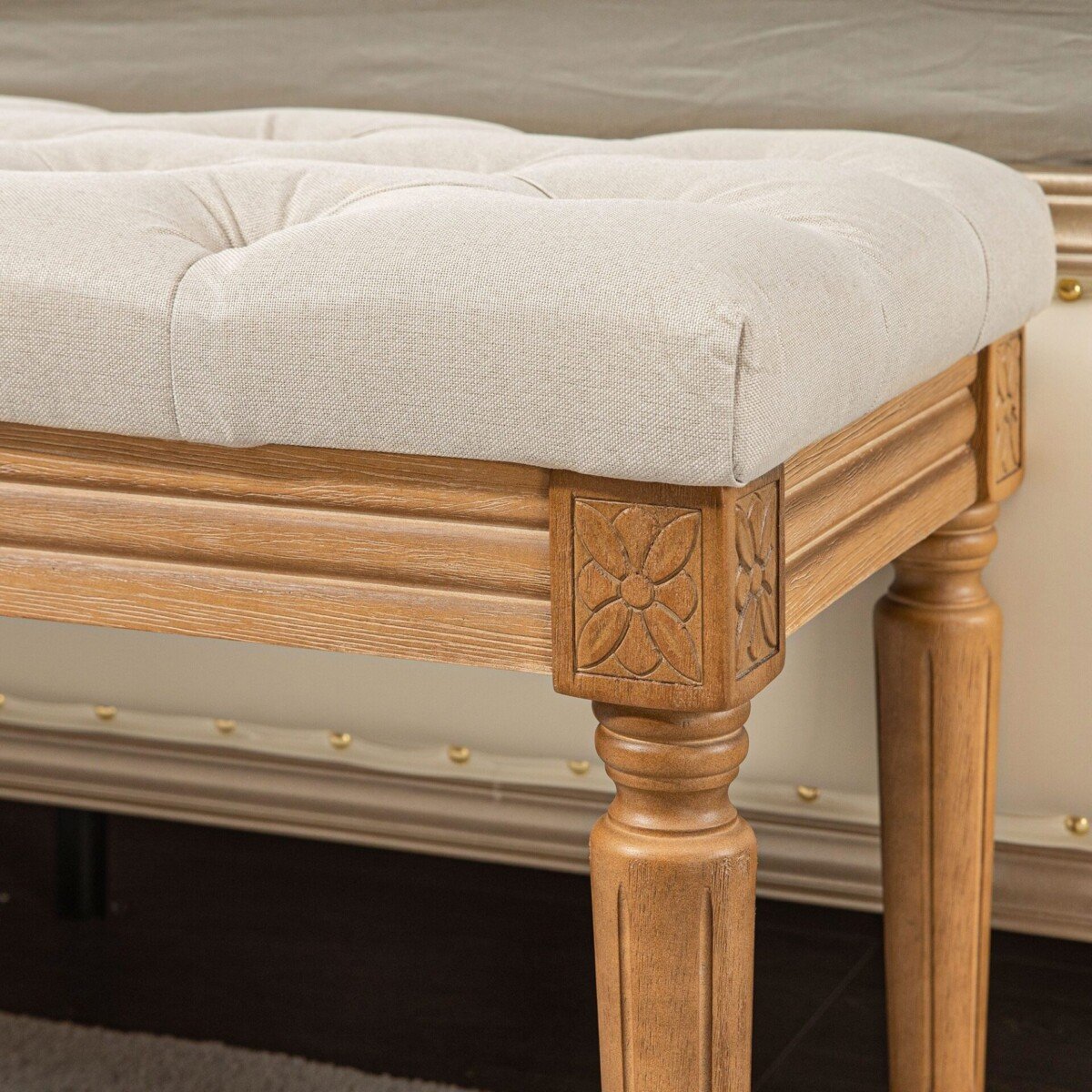 Vintazinio-stiliaus-minkstasuolis-su-sagomis-120x41x48-cm-7