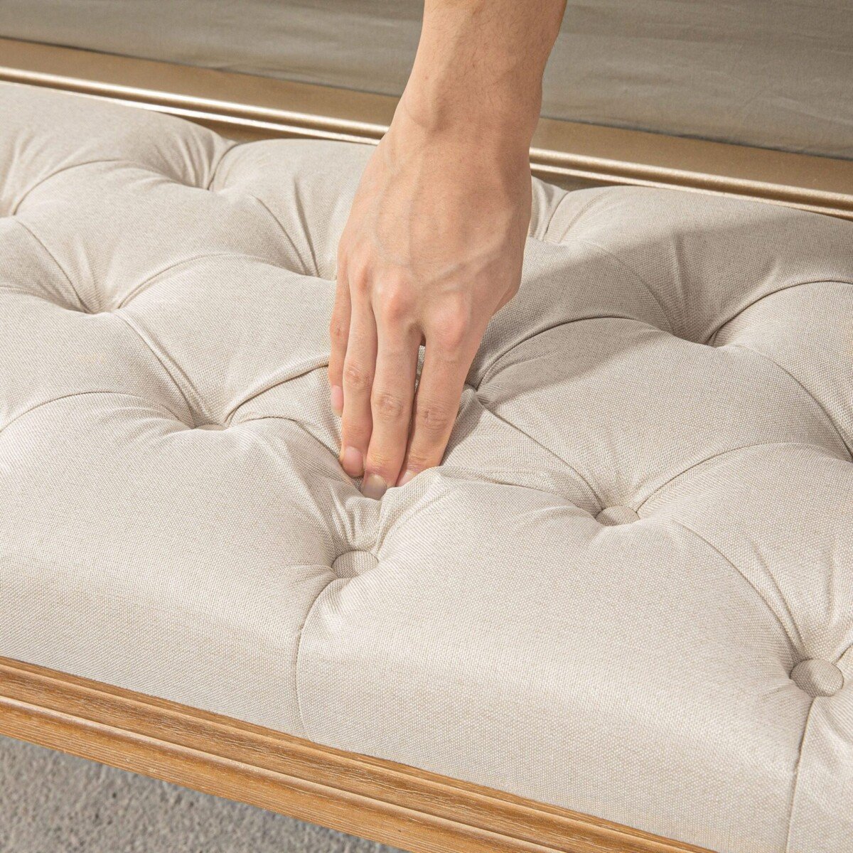 Vintazinio-stiliaus-minkstasuolis-su-sagomis-120x41x48-cm-8