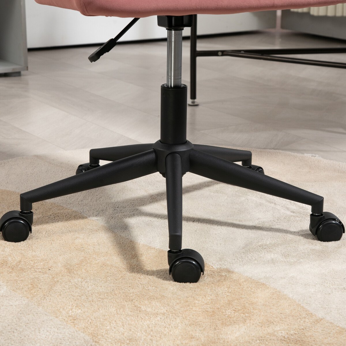 Ergonomiska-reguliuojamo-aukscio-biuro-kede-9