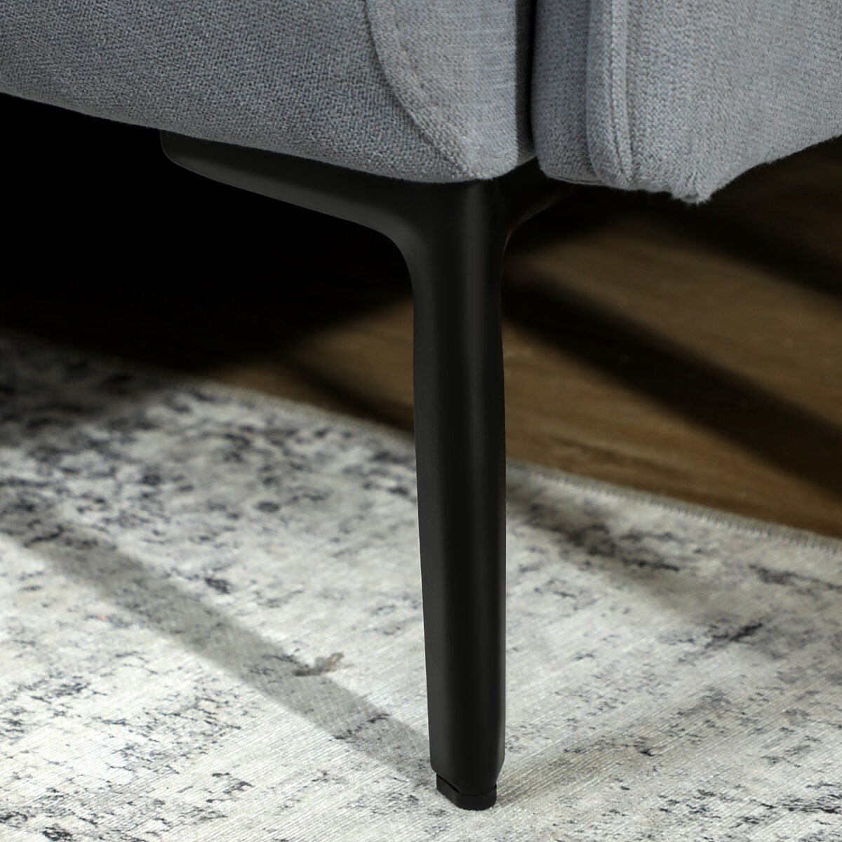 Kompaktiška dvivietė sofa su aksominiu apmušalu ir storomis pagalvėlėmis