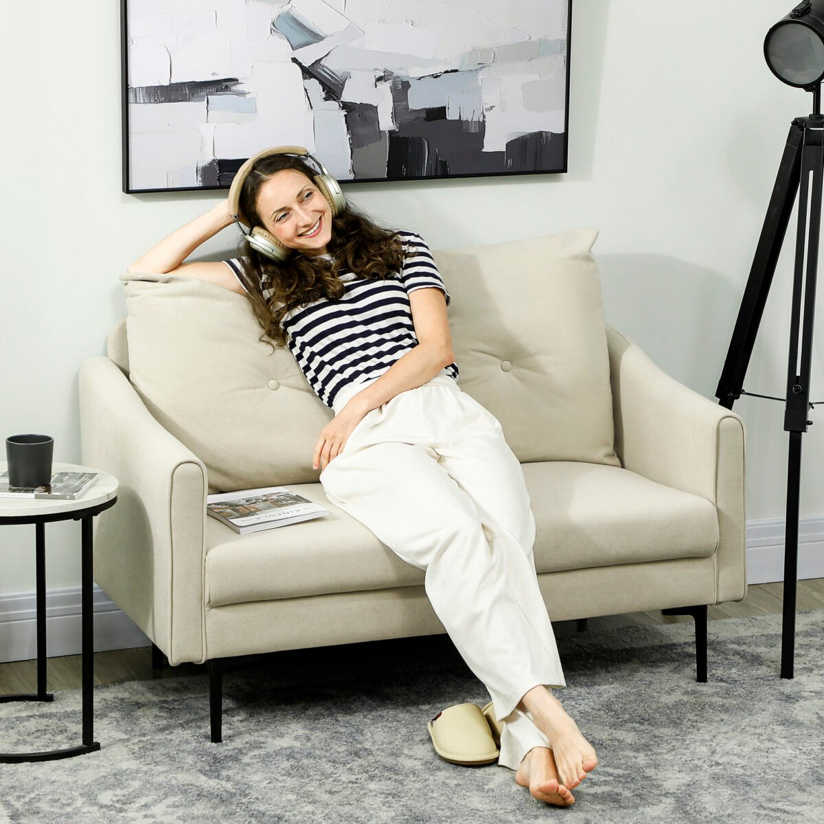 Kompaktiška dvivietė sofa su aukšto elastingumo putplasčio užpildu