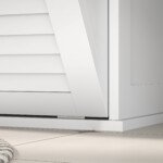 Skalbinių spintelė su dviem atlenkiamais skyriais ir žaliuzinėmis durelėmis