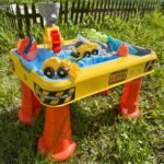 Smėlio ir vandens stalas statybų tema su 4 mašinėlėmis – Paveikslėlis 2