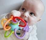 Atšaldomas sensorinis kramtukas-barškutis su lanksčiais vamzdeliais