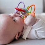 Atšaldomas sensorinis kramtukas-barškutis su lanksčiais vamzdeliais