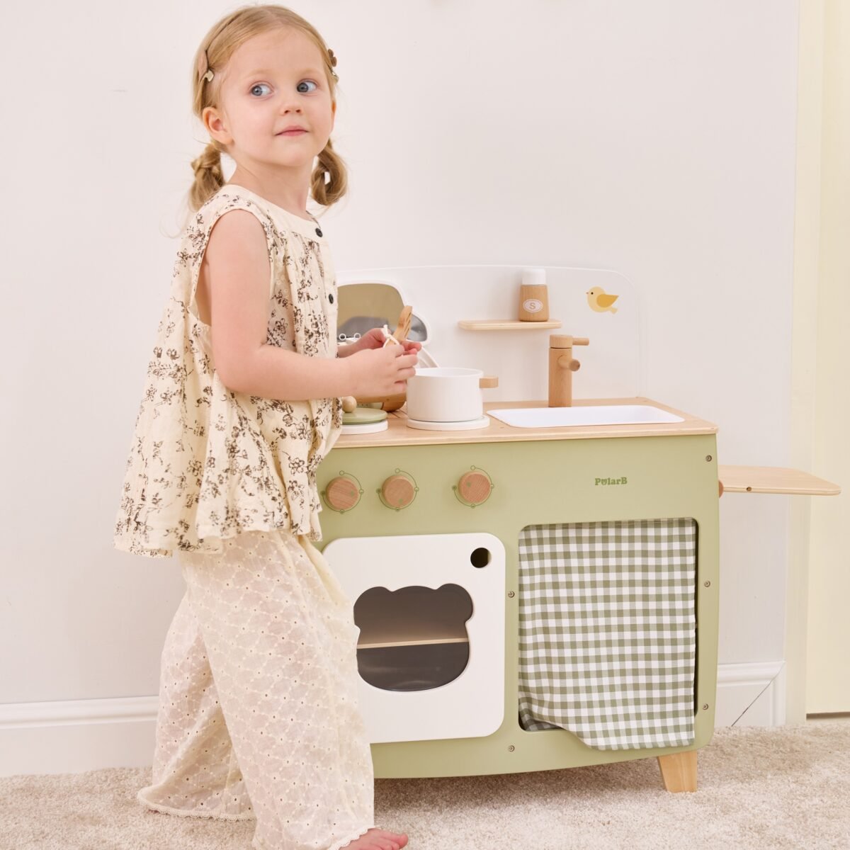 Didelė medinė virtuvėlė su atlenkiamu staliuku ir spintele su užuolaida – Paveikslėlis 11