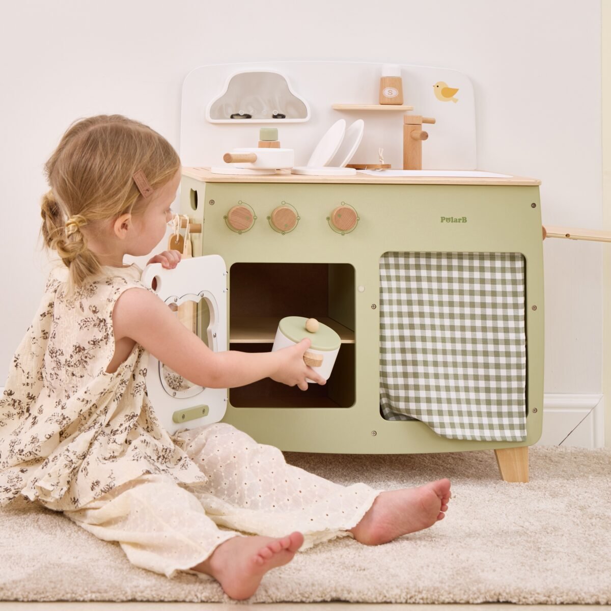 Didelė medinė virtuvėlė su atlenkiamu staliuku ir spintele su užuolaida – Paveikslėlis 12