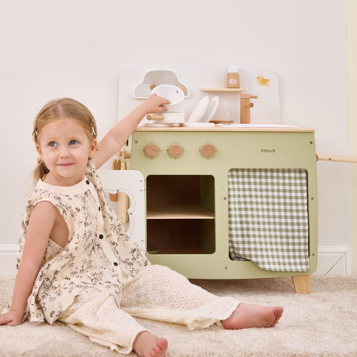 Didelė medinė virtuvėlė su atlenkiamu staliuku ir spintele su užuolaida – Paveikslėlis 13