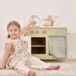 Didelė medinė virtuvėlė su atlenkiamu staliuku ir spintele su užuolaida – Paveikslėlis 13