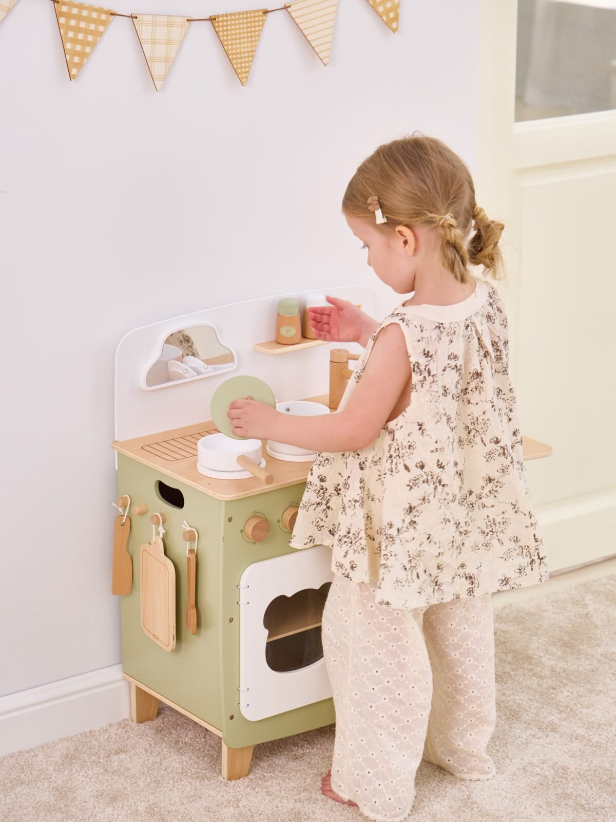 Didelė medinė virtuvėlė su atlenkiamu staliuku ir spintele su užuolaida – Paveikslėlis 4