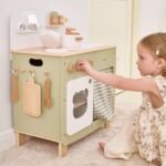 Didelė medinė virtuvėlė su atlenkiamu staliuku ir spintele su užuolaida – Paveikslėlis 5