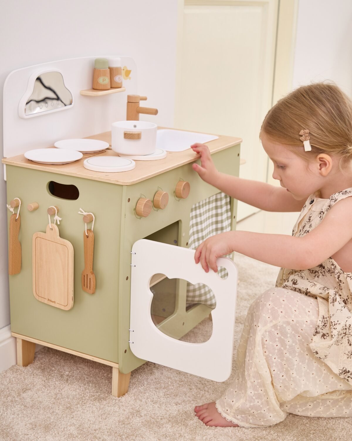 Didelė medinė virtuvėlė su atlenkiamu staliuku ir spintele su užuolaida – Paveikslėlis 6