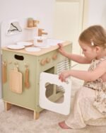 Didelė medinė virtuvėlė su atlenkiamu staliuku ir spintele su užuolaida – Paveikslėlis 6