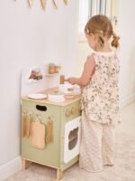 Didelė medinė virtuvėlė su atlenkiamu staliuku ir spintele su užuolaida – Paveikslėlis 7