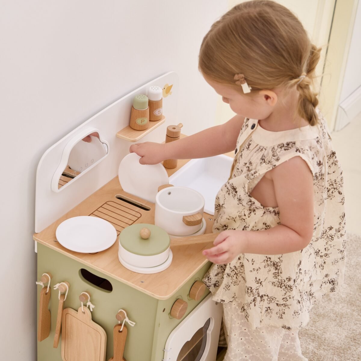 Didelė medinė virtuvėlė su atlenkiamu staliuku ir spintele su užuolaida – Paveikslėlis 8