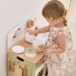 Didelė medinė virtuvėlė su atlenkiamu staliuku ir spintele su užuolaida – Paveikslėlis 8